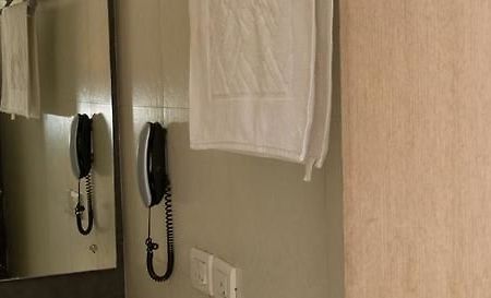 Pacific Inn Huda City Centre Sec 41 Gurgaon Bagian luar foto